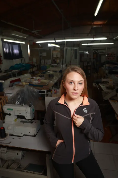 Donde empieza la aventura, inside the Alpine Skate factory